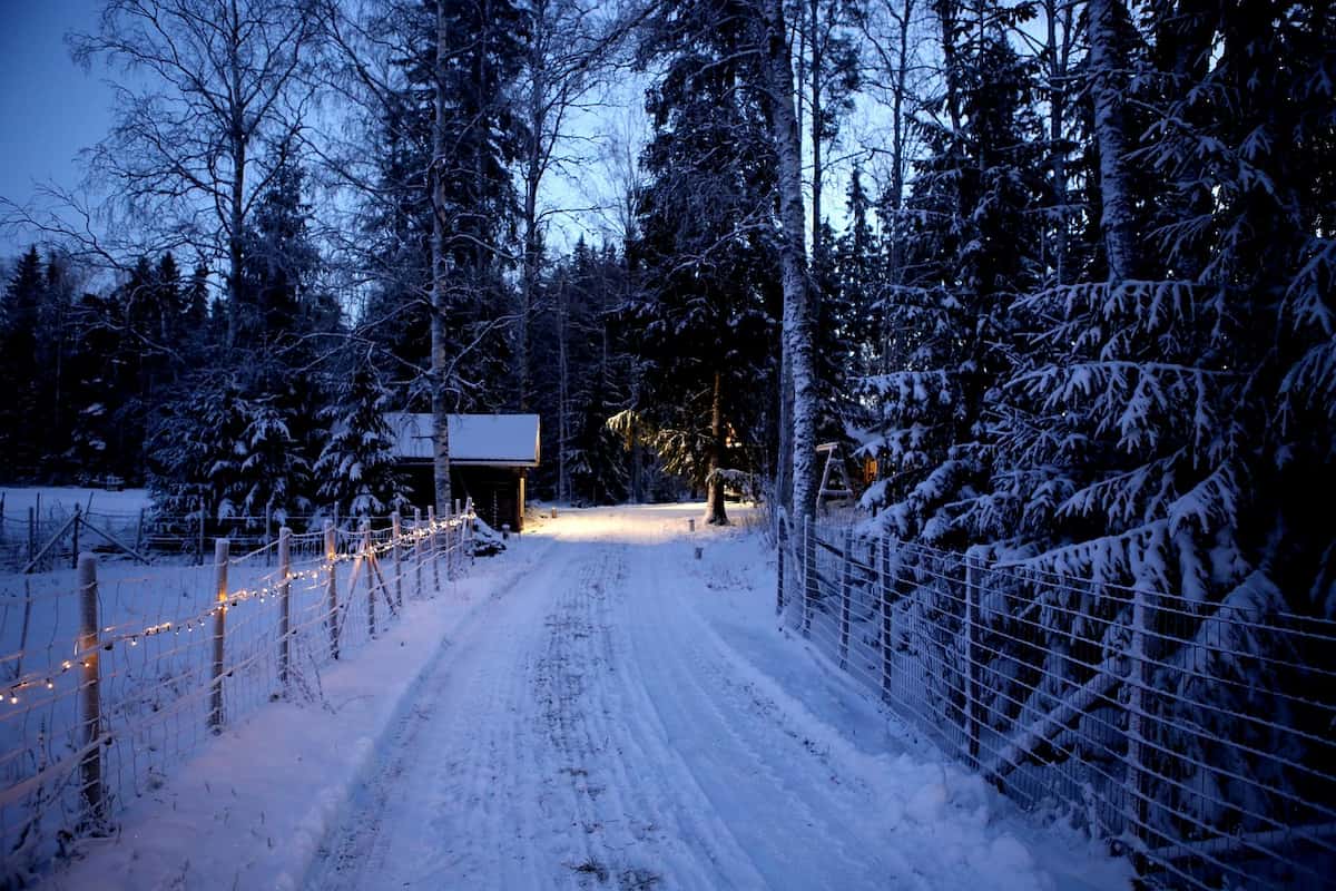 winterwanderweg beleuchtet zur weihnachtszeit in bayern