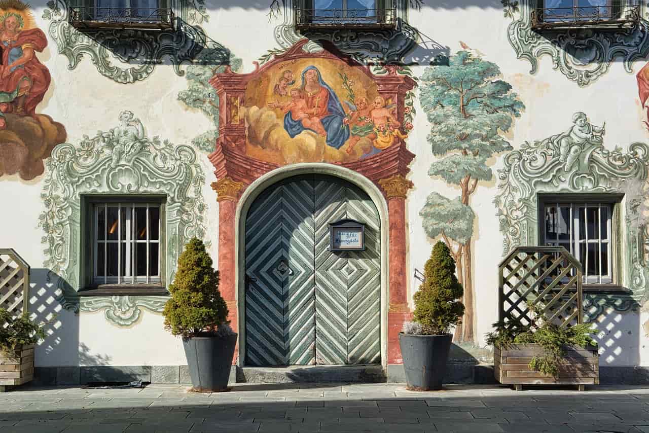 Hausfront mit Lüftlmalerei im Landkreis Garmisch-Partenkirchen. Urlaubsziel