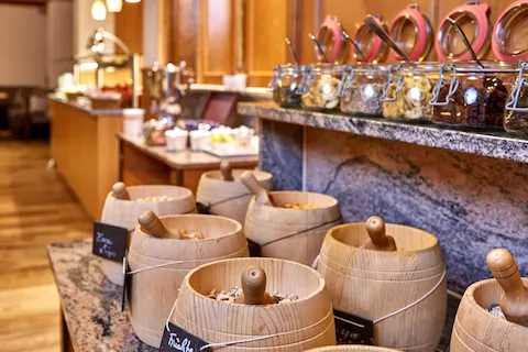 frühstück in bad kohlgrub im hotel schillingshof müsli auswahl buffet