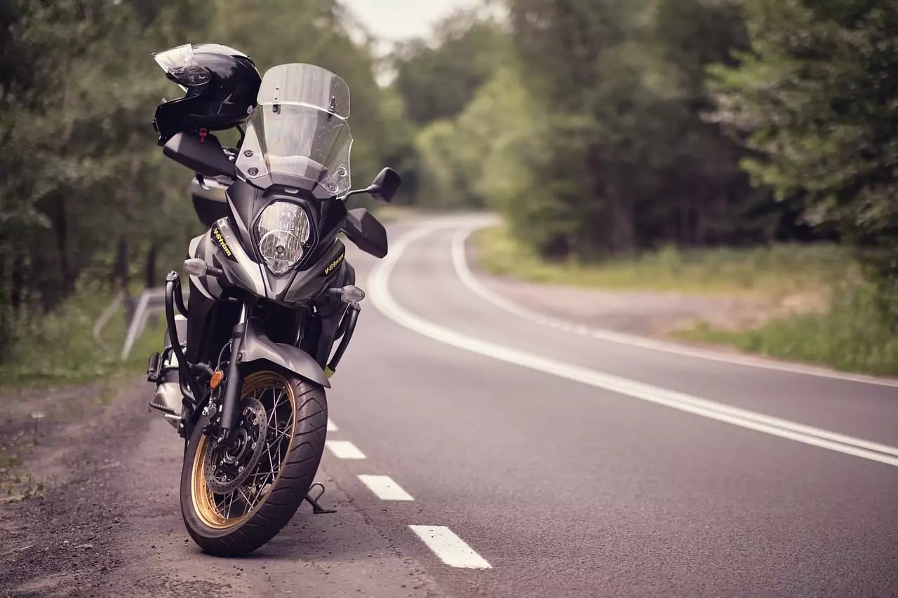 motorradhotel in bayern - motorad auf der Landstraße