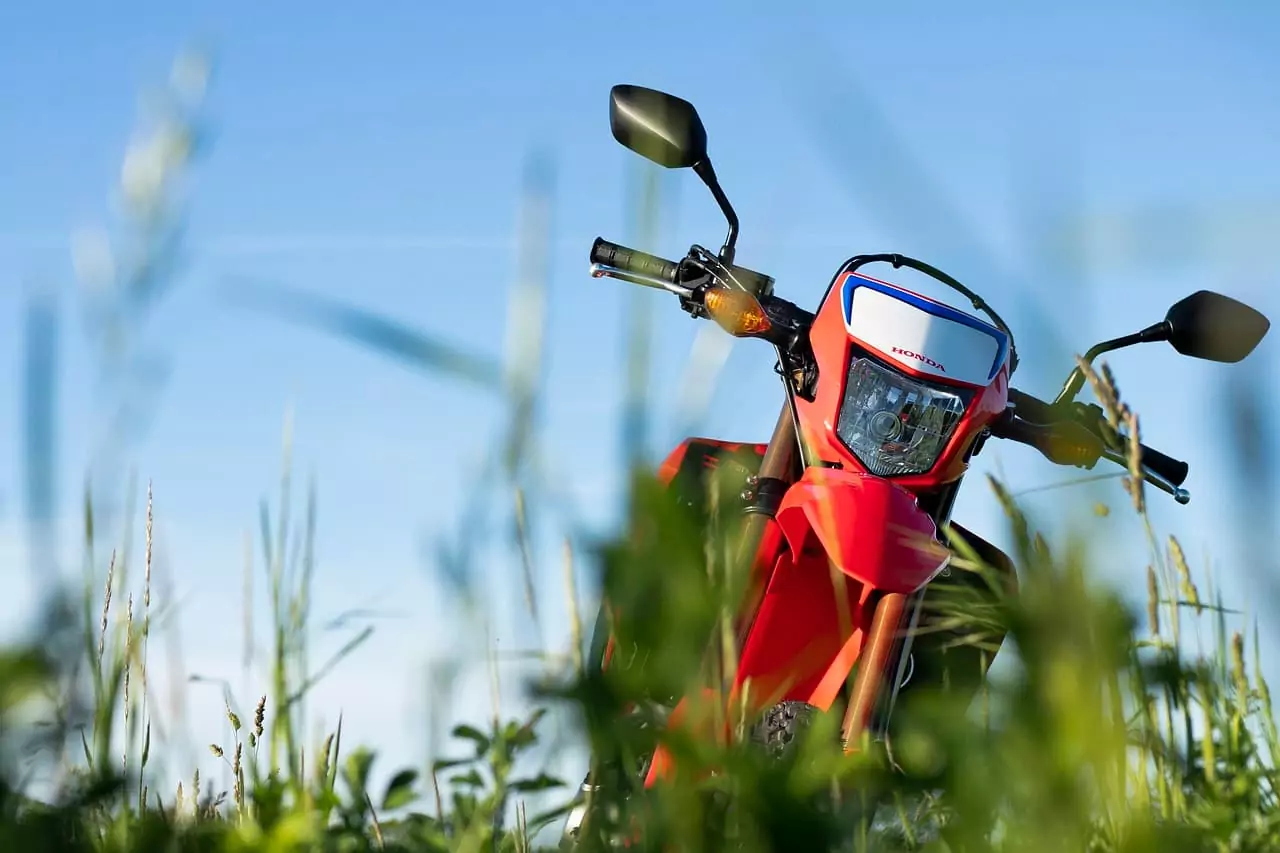 rotes Motorrad in der Wiese - motorradhotel in bayern