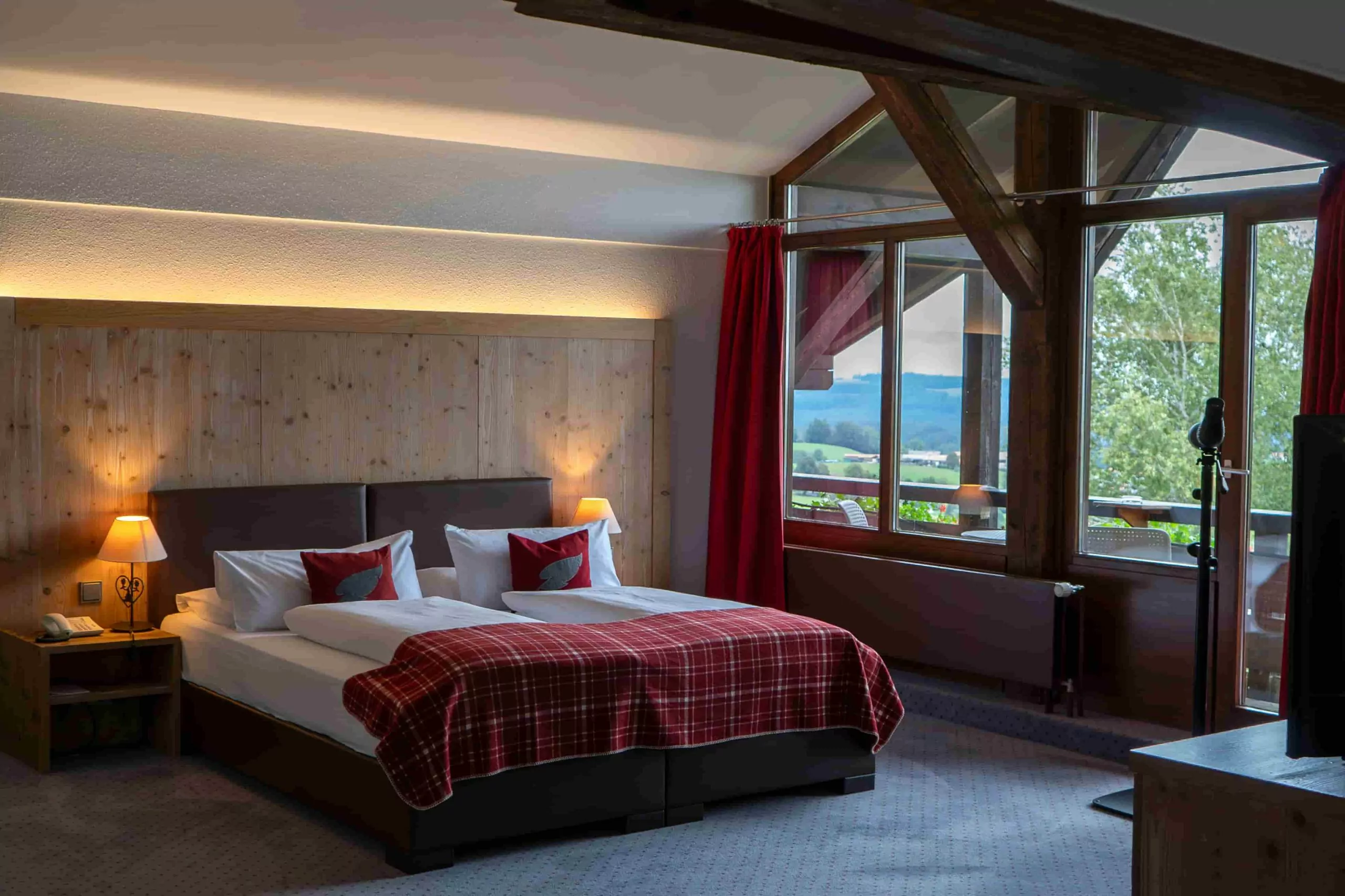 Hotelzimmer während eines Kurzurlaubs in Oberbayern. Blick aus dem Fenster auf die Berge.