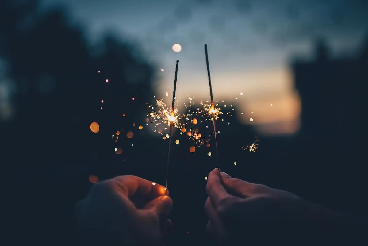 zwei glimmende wunderkerzen zu silvesterim hotel schillingshof