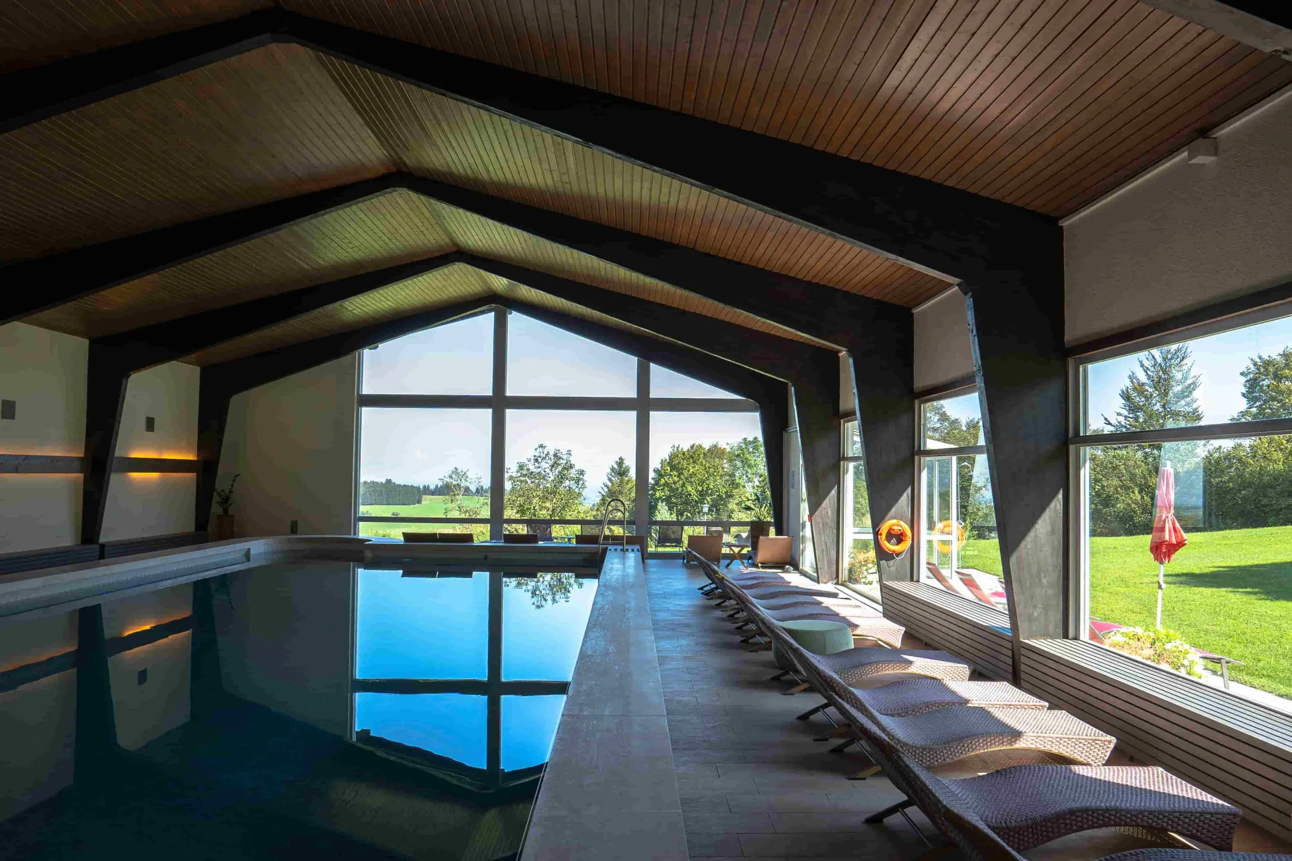 Osterurlaub in Bayern – Schwimmbad im Hotel Schillingshof mit Bergblick und Liegen