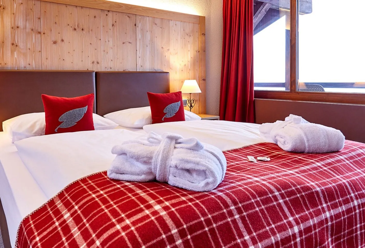 Gemütliches Hotelzimmer während eines Pfingsturlaubs in Bayern.