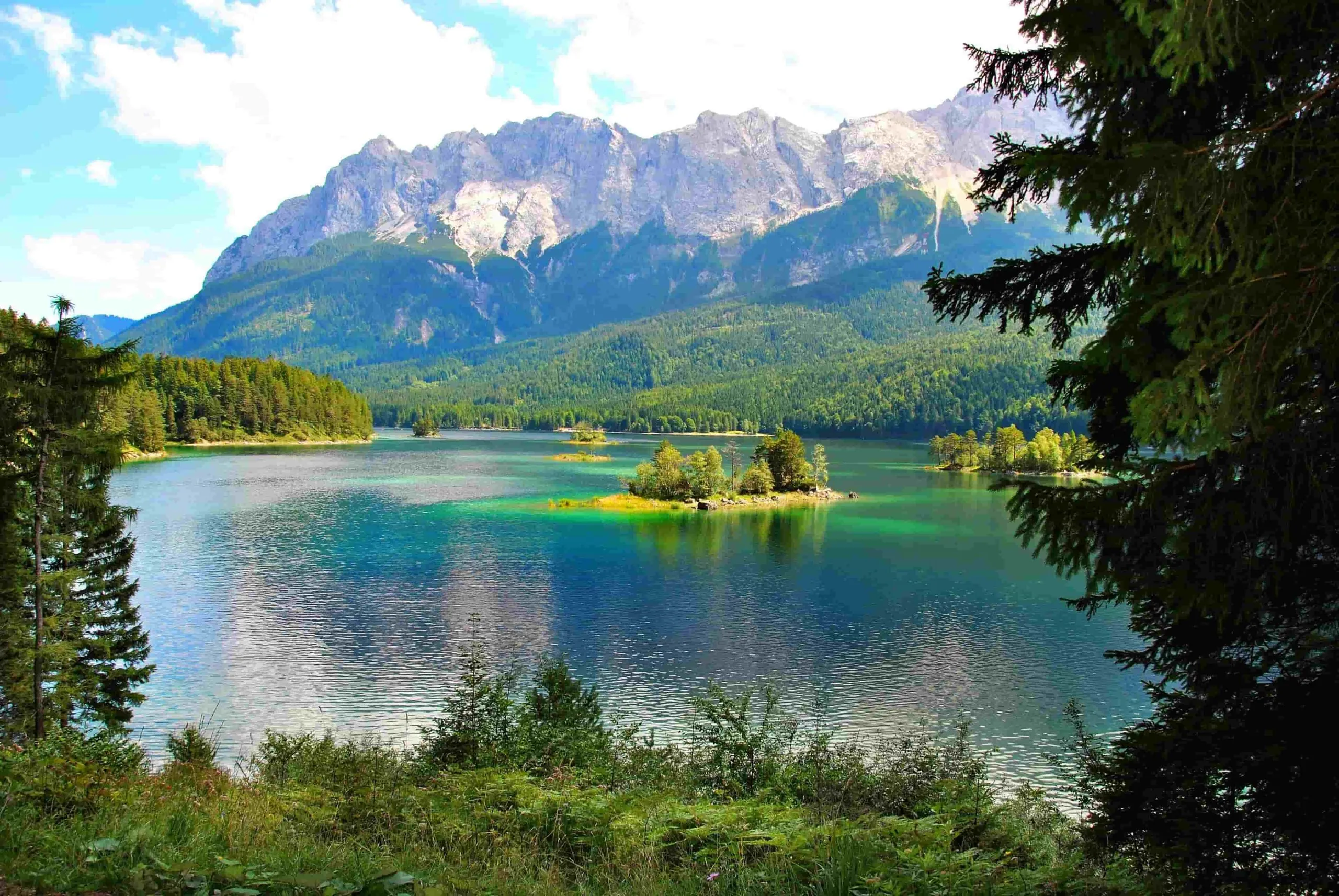 Blick auf den türkisblauen Eibsee und seine Inseln. Im Hintergrund das Zugspitzmassiv.
