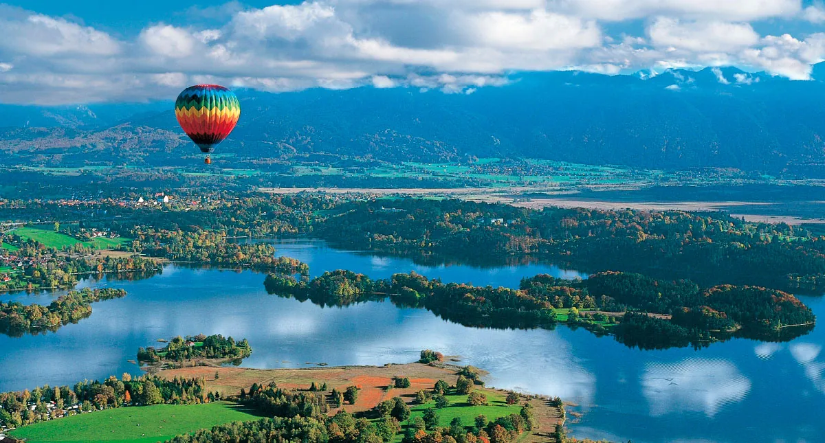 Heißluftballon über dem Staffelsee – Naturerlebnis beim Radurlaub in Bayern.