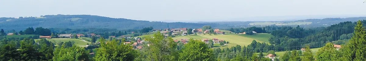 Wanderurlaub in den Ammergauer Alpen in Bayern – grüne Landschaften soweit das Auge reicht