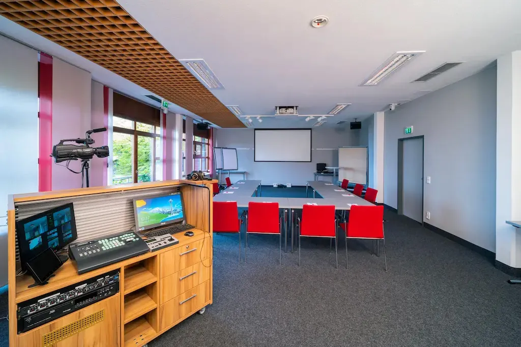 Rhetorikstudio im Hotel Schillingshof mit HD-Videokamera, Regiepult mit Monitoren, U-Form-Bestuhlung und Leinwand